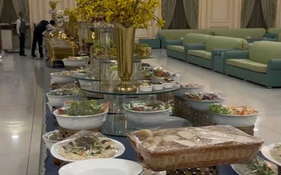 طاولة بوفيه طويلة مع تنسيق ورد وسلطات