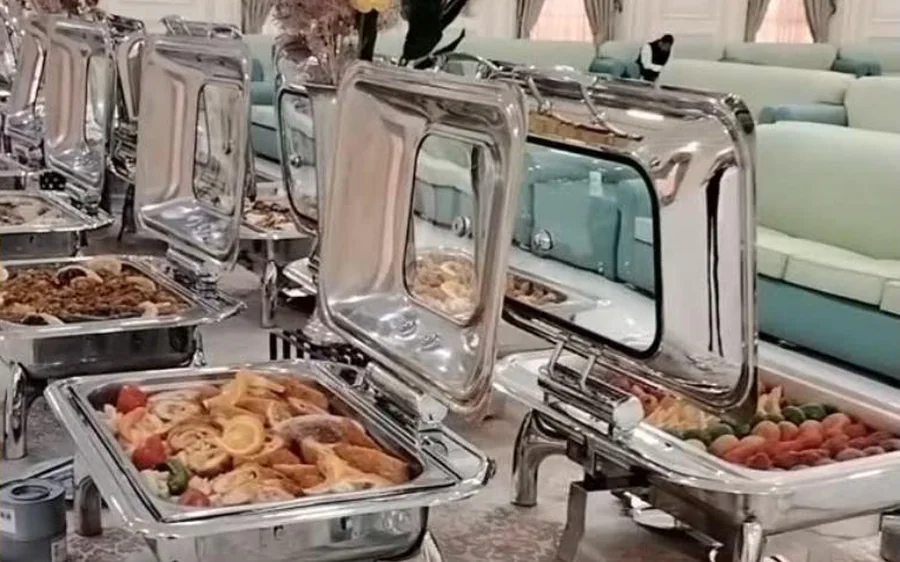 بوفيه صغير مجهز داخل مجلس